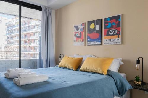 Un dormitorio con una cama azul con toallas. en New Arhaus 'b' - 1 Bd In Palermo Soho Fliphaus en Buenos Aires