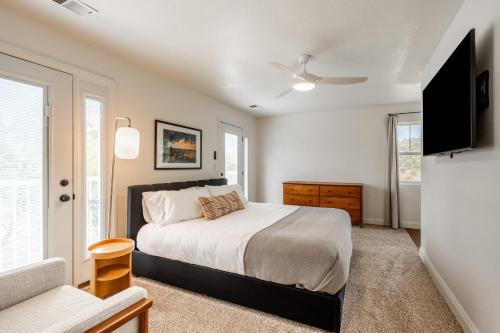 - une chambre avec un lit, une télévision et une chaise dans l'établissement Hilltop by AvantStay Countryside Escape w Views, à Paso Robles