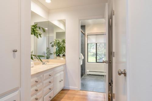 La salle de bains est pourvue d'un lavabo et d'un miroir. dans l'établissement Malvasia by AvantStay Luxe Wine Country Retreat, à Santa Rosa