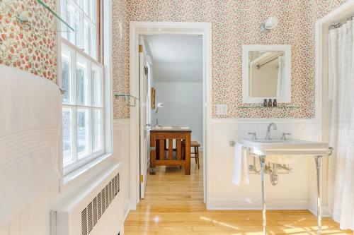 y baño con lavabo y espejo. en Linden by AvantStay Countryside Berkshire Escape, en North Egremont