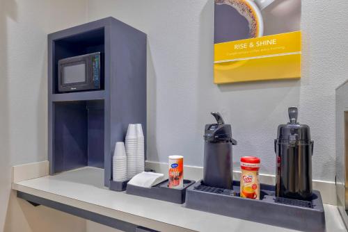 a counter with a coffee maker and a microwave at Motel 6 Texas City I-45 in Texas City