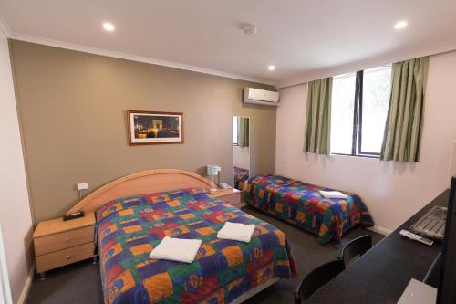 Postel nebo postele na pokoji v ubytování Chadstone Executive Motel