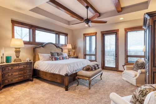 een slaapkamer met een bed en een stoel bij Heritage by AvantStay Luxe Oregon Retreat Deck in Powell Butte