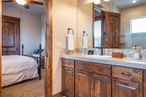 een badkamer met een wastafel, een spiegel en een bed bij Heritage by AvantStay Luxe Oregon Retreat Deck in Powell Butte