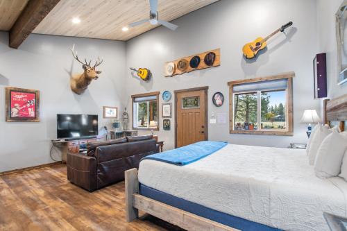 a bedroom with a bed and a living room at Fort Williamson Glacier Vacation Rentals in Columbia Falls