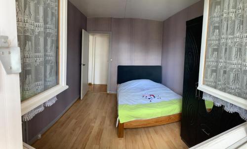 een kleine slaapkamer met een klein bed in een kamer bij Une Chambre très proche de Paris in Ivry-sur-Seine