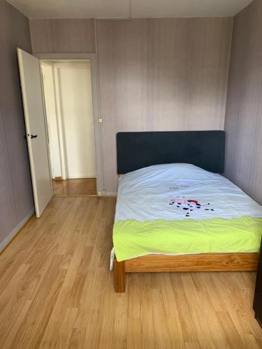 A bed or beds in a room at Une Chambre très proche de Paris