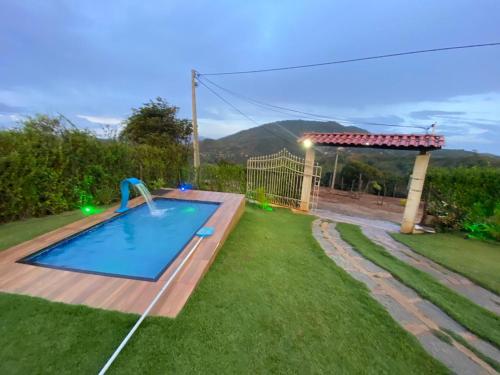 einen kleinen Pool im Garten mit Pavillon in der Unterkunft Chalé luz da Serra in Mulungu