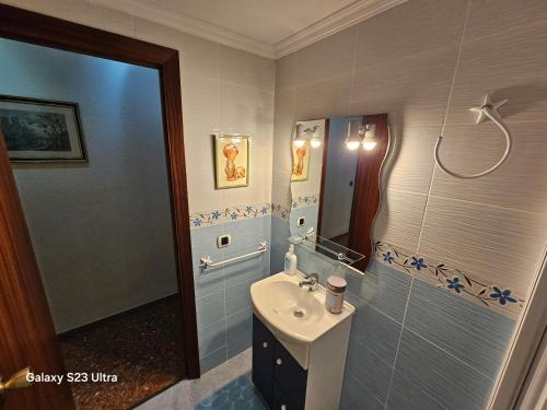 グラオ・デ・カステヨンにあるFelicidad del marのバスルーム(洗面台、鏡付)