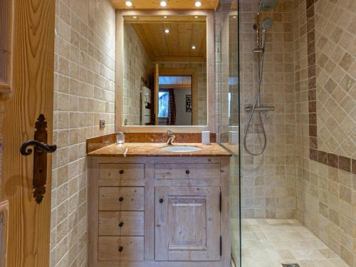 ヴァル・ディゼールにあるChalet de Standing avec Cheminée et Sauna, Proche du Centre de Val-d'Isère - FR-1-694-14の洗面台とシャワー付きのバスルーム