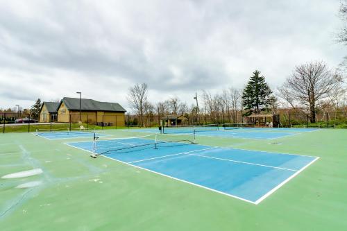 Lovely Tobyhanna Getaway with Game Room and Fire Pit!の敷地内または近くにあるテニス施設またはスカッシュ施設