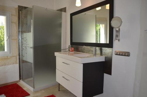 une salle de bain avec un lavabo et une douche dans l'établissement chambre d hote spacieuse avec cour junas gard, à Junas