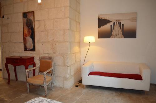 une chambre avec un lit, une table et une chaise dans l'établissement chambre d hote spacieuse avec cour junas gard, à Junas