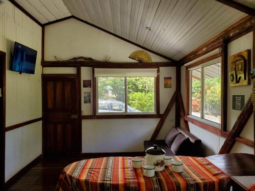 Una habitación con una mesa con tazas. en Casa Noe - Noe House, en Macas