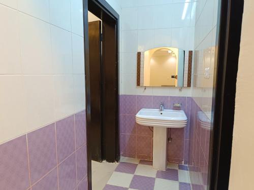 a bathroom with a sink and a mirror at نسيم جوري للشقق المخدومة Naseem Jouri Serviced Apartments in Taif