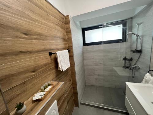 y baño con ducha y lavamanos. en Apartament Andreea, en Mamaia Nord – Năvodari