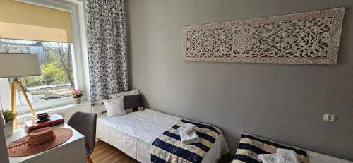 グダニスクにあるApartament Gdańskaの小さなベッドルーム(ベッド1台、窓付)