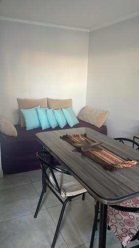 uma sala de estar com uma mesa e um sofá em DEPARTAMENTO CABRERA em Mendoza