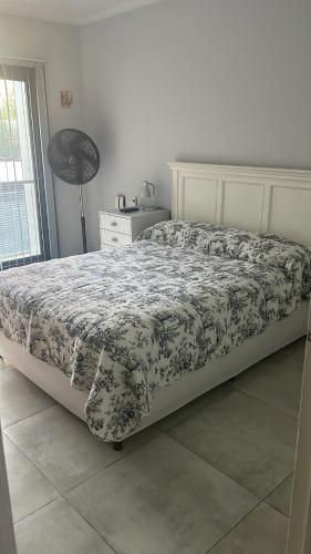 1 dormitorio con 1 cama con edredón de flores en DEPARTAMENTO CABRERA en Mendoza