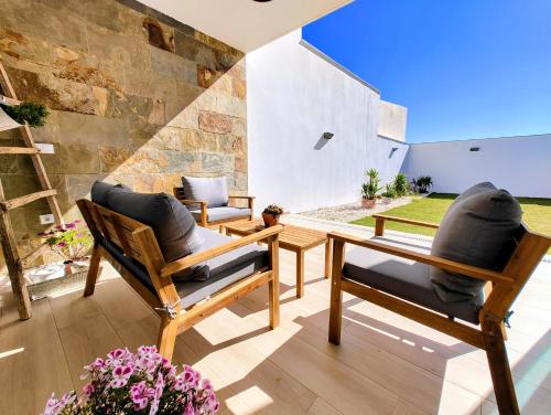 eine Terrasse mit 2 Stühlen und einem Tisch in der Unterkunft El Praillo de Zamoranos 