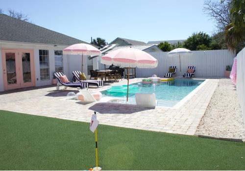 Swimming pool sa o malapit sa Steps to the beach & close to 30A! Private pool with sundeck & putt putt golf!