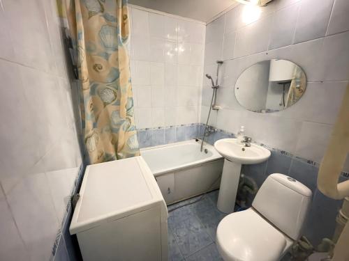 uma casa de banho com um lavatório, um WC e um espelho. em MAGIC STUDIO FRANCE em Saint-Louis