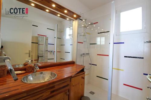 une salle de bain avec un lavabo et une douche dans l'établissement Cap Rousset - 4 couchages, à Carry-le-Rouet