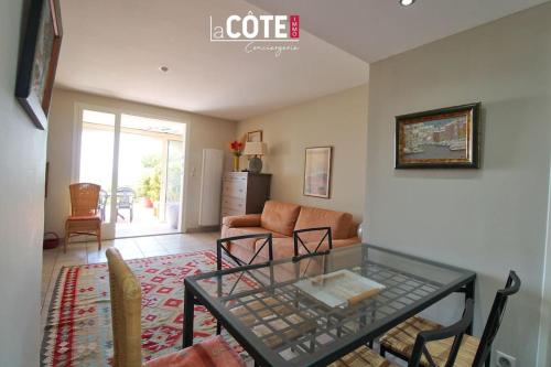 un salon avec une table en verre et un canapé dans l'établissement Cap Rousset - 4 couchages, à Carry-le-Rouet