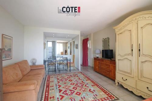 un salon avec un canapé et une table dans l'établissement Cap Rousset - 4 couchages, à Carry-le-Rouet