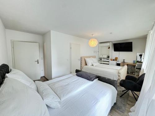 ein Hotelzimmer mit 2 Betten und einem TV in der Unterkunft Deluxe Unterkunft in Bonn in Bonn