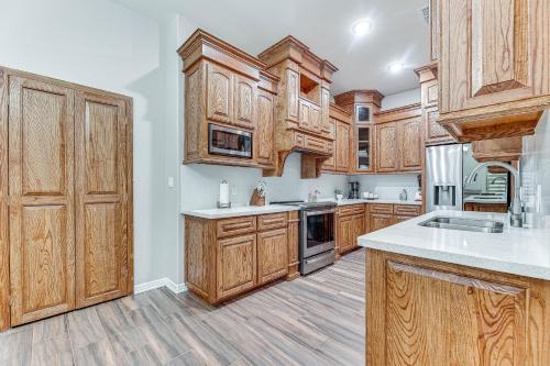 Weslaco Home with Fenced Yard 2 Mi to Downtownにあるキッチンまたは簡易キッチン