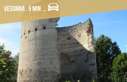 une photo d'une tour avec une voiture dessus dans l'établissement Maison d'Architecte : Espace, Calme & Piscine, à Périgueux