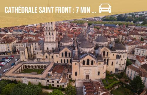 une vue aérienne sur un grand bâtiment d'une ville dans l'établissement Maison d'Architecte : Espace, Calme & Piscine, à Périgueux