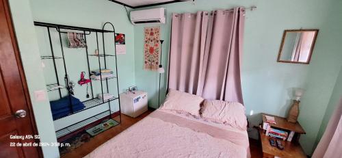 可可的住宿－Yellow House，一间小卧室,配有床和窗户