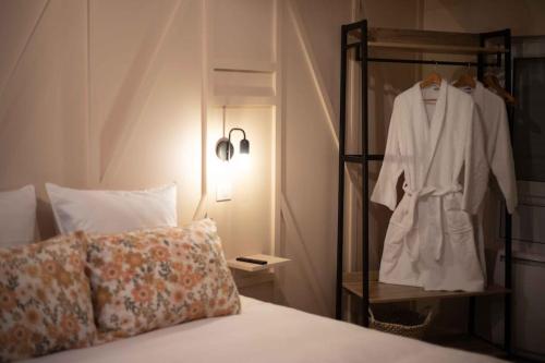 Llit o llits en una habitació de Suite & SPA privatif Domaine des Demoiselles