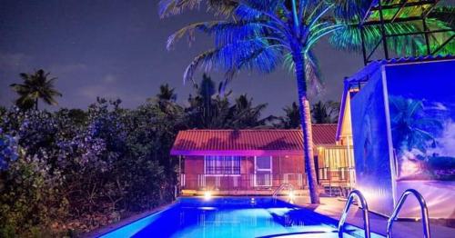 una casa con piscina di notte di Lotus villa a Weligama