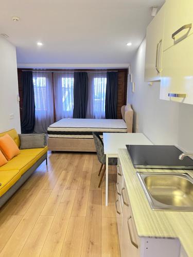 cocina pequeña y sala de estar con cama en una habitación en Blue sophia suites en Estambul