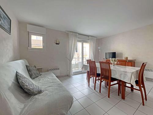 un salon avec un lit, une table et des chaises dans l'établissement Superbe T2 Bis Proche Plage avec Balcon et Parking - FR-1-646-44, à Berck-sur-Mer
