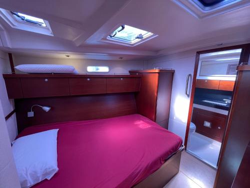 Ένα ή περισσότερα κρεβάτια σε δωμάτιο στο YachtVenice Sailing Excursion Included