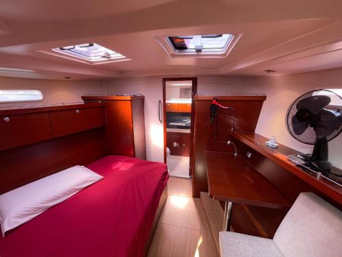 Ένα ή περισσότερα κρεβάτια σε δωμάτιο στο YachtVenice Sailing Excursion Included
