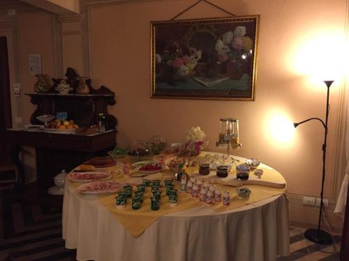 une table avec de la nourriture dessus dans une pièce dans l'établissement Agriturismo Villa Panigai, à Farra di Soligo
