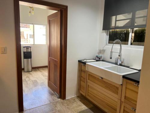 Η κουζίνα ή μικρή κουζίνα στο Suite in shared apartment, pool and beach access