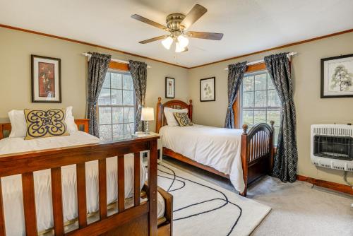1 dormitorio con 2 camas y ventilador de techo en Massachusetts Cabin Rental Near Hiking and Skiing! en Ashburnham