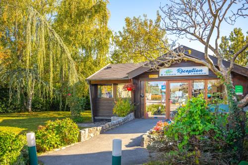 un magasin avec un panneau à l'avant dans l'établissement Camping Le Parc de Paris, à Villevaudé