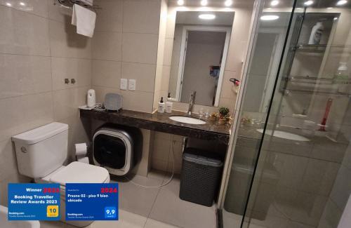 uma casa de banho com um WC, um lavatório e um chuveiro em PRESNO 01- piso 9 bien ubicado em Montevidéu