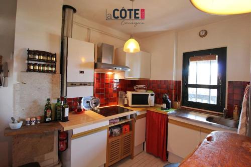 une cuisine avec un évier et une cuisinière four supérieur dans l'établissement Rive d'or - 5 couchages, à Sausset-les-Pins