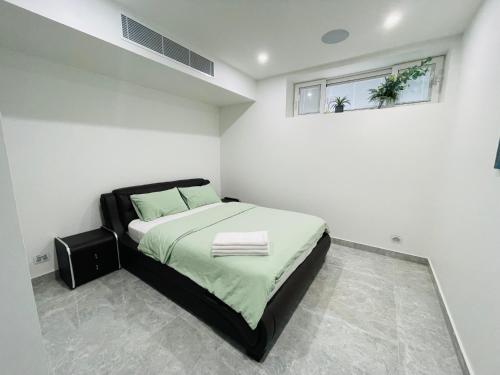 Un pat sau paturi într-o cameră la Luxurious house in peaceful natural surroundings