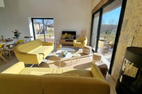 un salon avec un canapé, des chaises et une table dans l'établissement Magnificent Air-conditioned House in an idyllic setting with pool & garden, à Veyrines-de-Domme