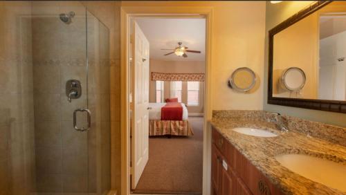 y baño con ducha, lavabo y espejo. en Westgate Town Center Resorts en Orlando