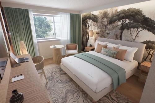 - une chambre avec un lit, un bureau et une fenêtre dans l'établissement Best Western Plus Hotel Admiral, à La Tour-de-Salvagny